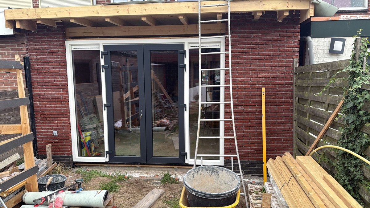 Afgewerkte aanbouw met antraciet tuindeuren